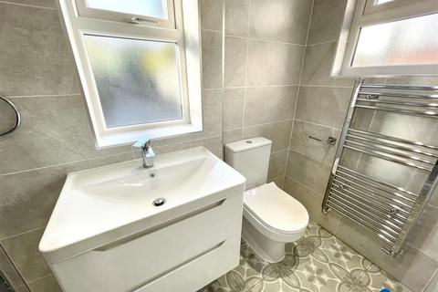 3 bedroom house to rent, Field Road, London