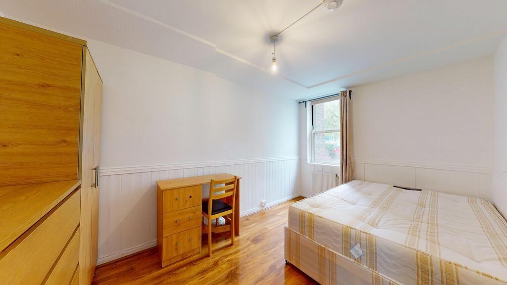 Bright, simply furnished double bedroom with wo...