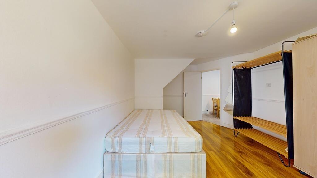 Bright, simply furnished single bedroom with ha...