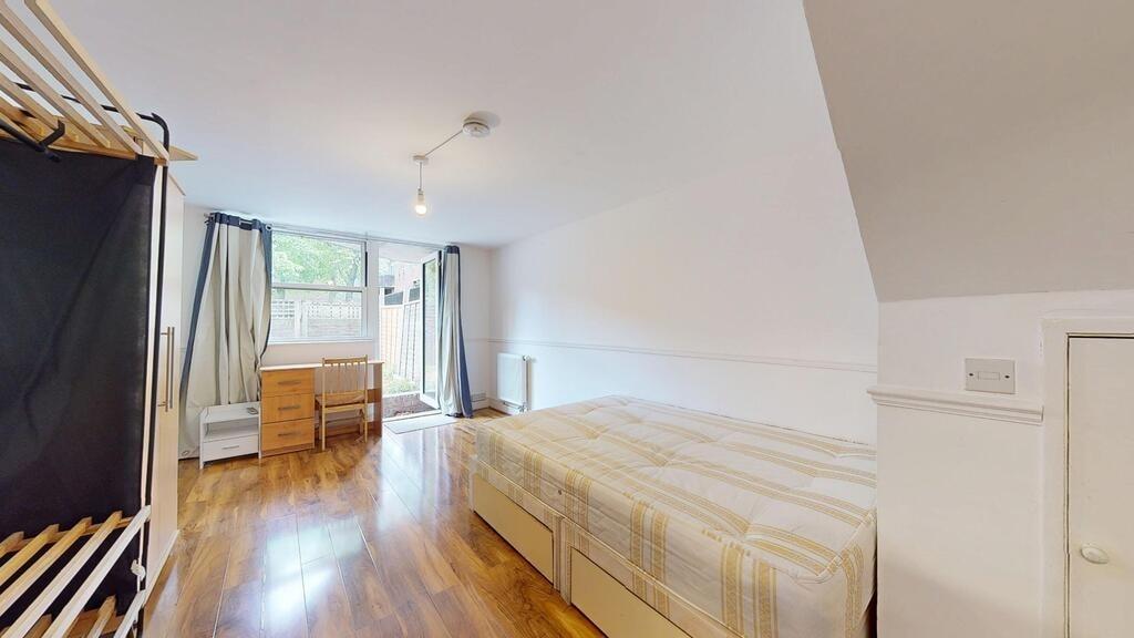 Bright, well-presented bedroom with large windo...