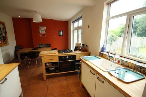 3 bedroom semi-detached house to rent, Kew Drive, Leicester