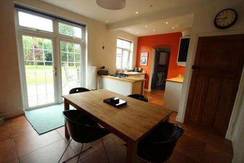undefined, Kew Drive, Leicester