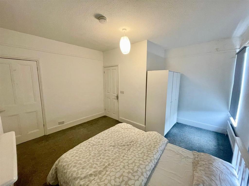 Bedroom 1.jpg