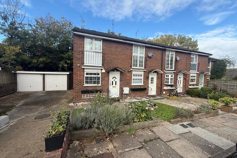 2 bedroom maisonette to rent, Pine Close, Southgate