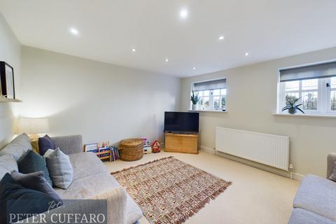 3 bedroom end of terrace house to rent, Warrax Park, Ware SG12