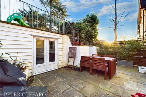3 bedroom end of terrace house to rent, Warrax Park, Ware SG12