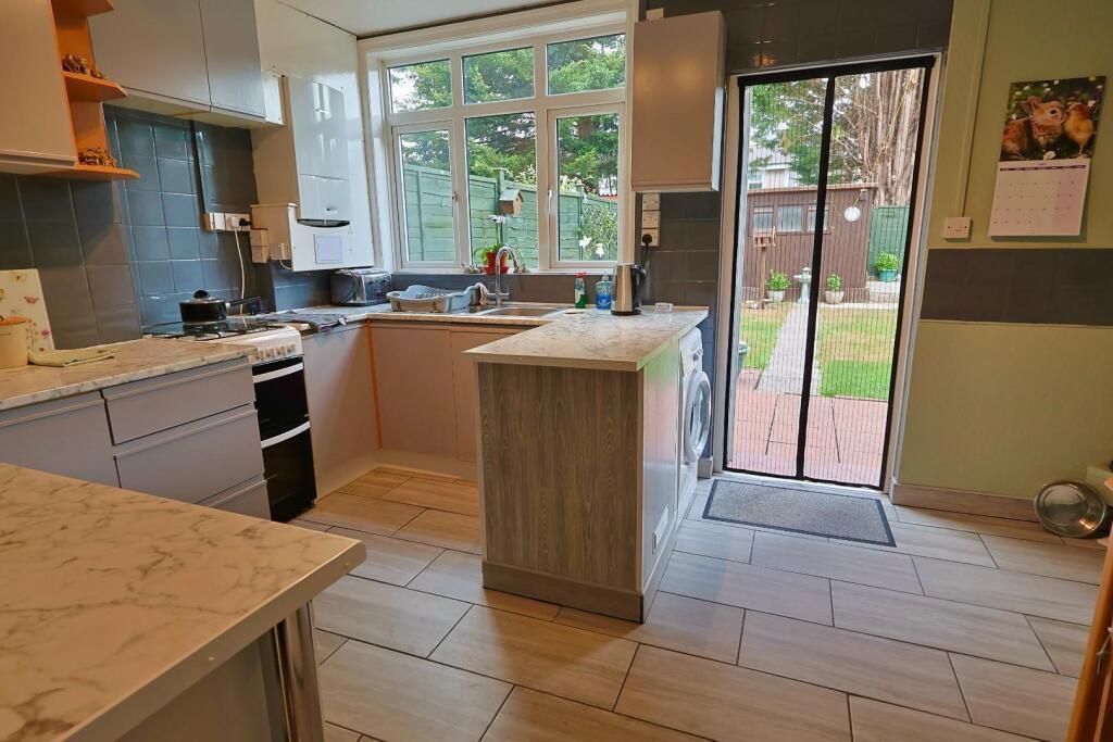 2 bed semi-detached house to rent 130 Charter Ave