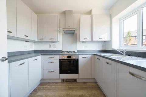 3 bedroom semi-detached house to rent, Victorious Close, Lee-on-the-solent, Hampshire, PO13
