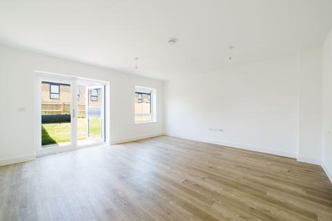 3 bedroom semi-detached house to rent, Victorious Close, Lee-on-the-solent, Hampshire, PO13
