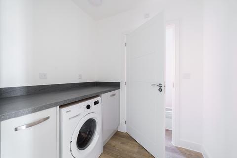 3 bedroom semi-detached house to rent, Victorious Close, Lee-on-the-solent, Hampshire, PO13