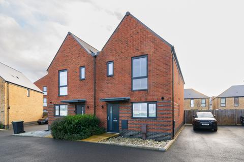 3 bedroom semi-detached house to rent, Victorious Close, Lee-on-the-solent, Hampshire, PO13
