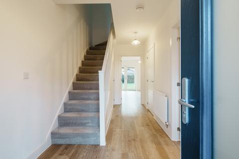 3 bedroom semi-detached house to rent, Victorious Close, Lee-on-the-solent, Hampshire, PO13