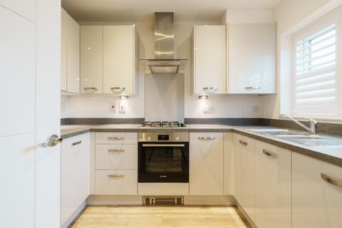 3 bedroom semi-detached house to rent, Victorious Close, Lee-on-the-solent, Hampshire, PO13