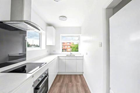 2 bedroom apartment to rent, Esher Road, Hersham KT12