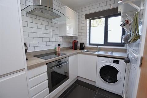 1 bedroom flat for sale, London Road, Mitcham, CR4