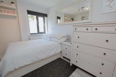 1 bedroom flat for sale, London Road, Mitcham, CR4
