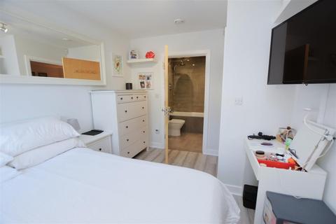 1 bedroom flat for sale, London Road, Mitcham, CR4