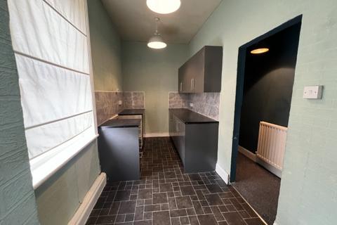 3 bedroom flat to rent, Trevethick Street