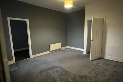 3 bedroom flat to rent, Trevethick Street