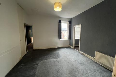 3 bedroom flat to rent, Trevethick Street