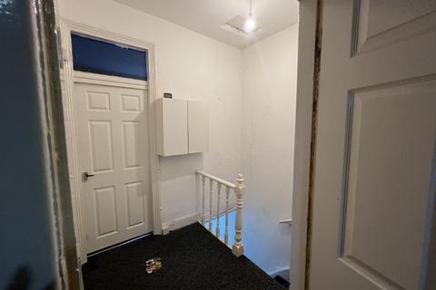 3 bedroom flat to rent, Trevethick Street