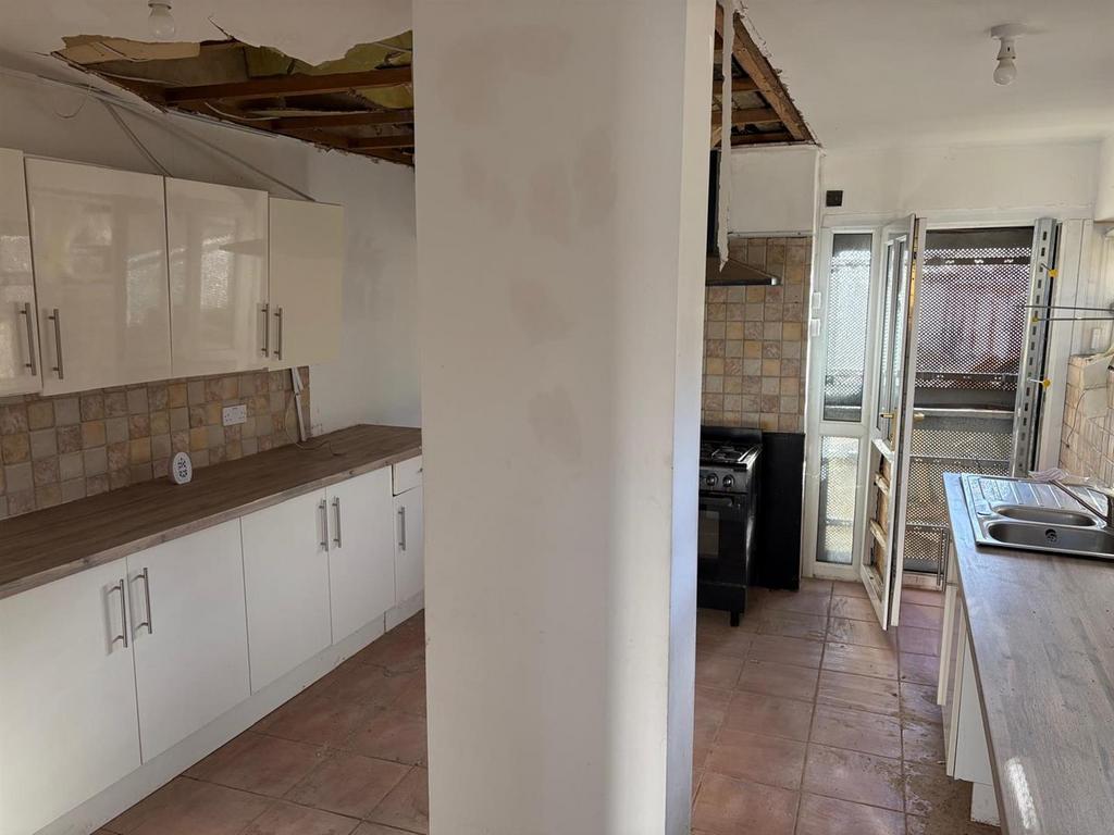 Kitchen 1.jpeg