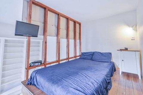 Studio to rent, Ground Floor, Flat A, Cornwall Gardens, South Kensington, London, SW7