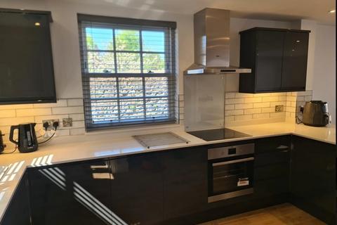 undefined, Three bedroom furnished property in central Topsham with parking