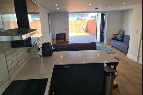 undefined, Three bedroom furnished property in central Topsham with parking