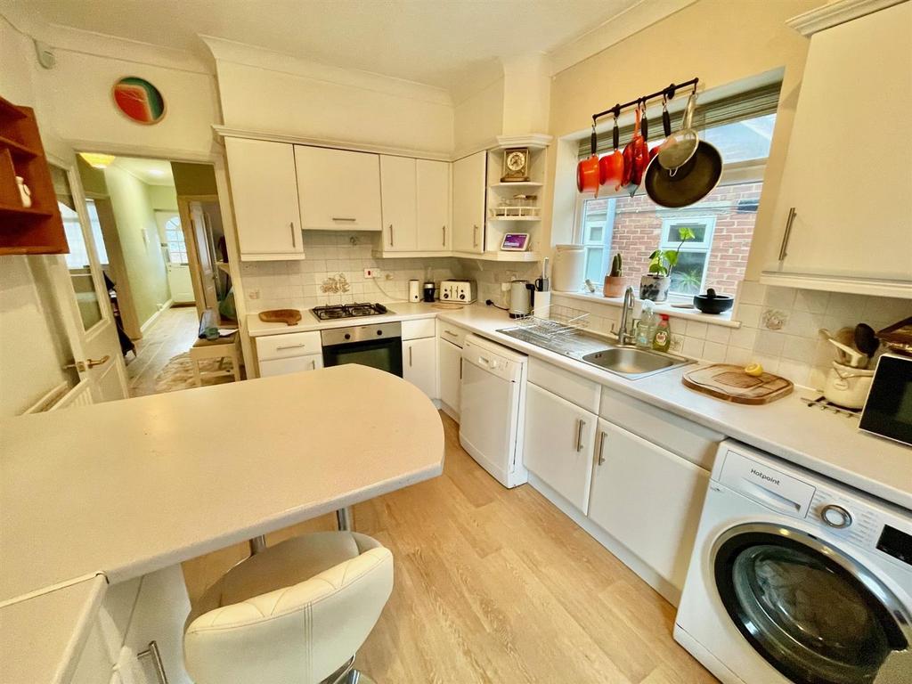 Kitchen 2.jpg
