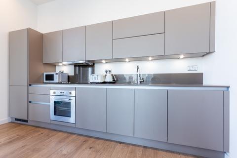 3 bedroom apartment to rent, Legacy Tower, London E15