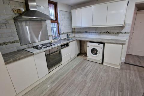 5 bedroom end of terrace house to rent, Marley Road, Manchester