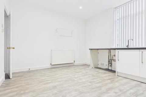 3 bedroom semi-detached house to rent, Talbot Road, Hyde, SK14 4EU