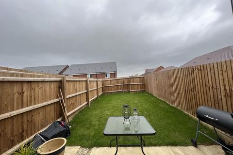 2 bedroom terraced house to rent, Acorn Lane, Leicester LE8