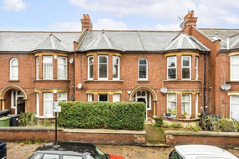 3 bedroom flat to rent, Radbourne Road, London SW12