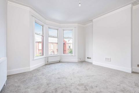 3 bedroom flat to rent, Radbourne Road, London SW12