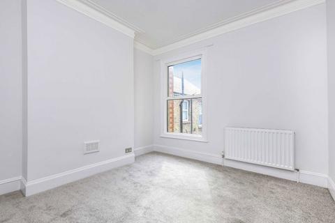 3 bedroom flat to rent, Radbourne Road, London SW12