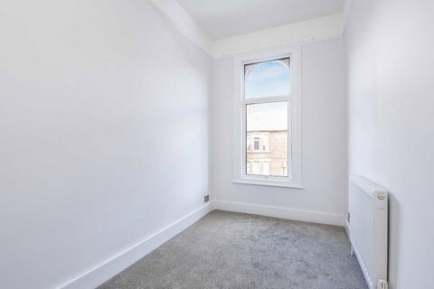 3 bedroom flat to rent, Radbourne Road, London SW12