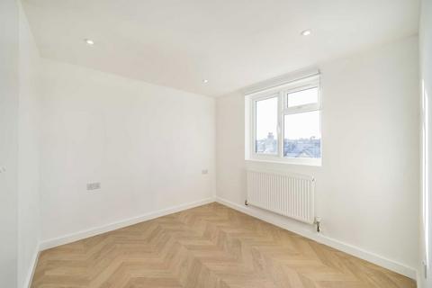 3 bedroom flat to rent, Garratt Lane, London SW17
