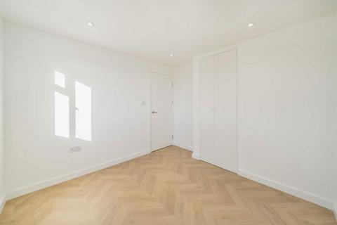 3 bedroom flat to rent, Garratt Lane, London SW17