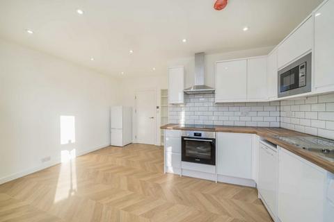 3 bedroom flat to rent, Garratt Lane, London SW17
