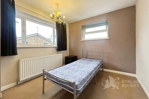 3 bedroom end of terrace house to rent, Longleat Square, Farnborough, Hampshire, GU14