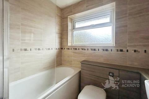 3 bedroom end of terrace house to rent, Longleat Square, Farnborough, Hampshire, GU14