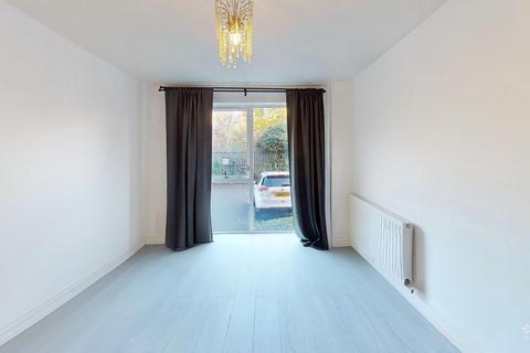 2 bedroom flat to rent, Draper Close, GRAYS, RM20