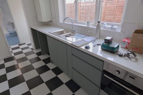 4 bedroom semi-detached house to rent, Bristol Road, Gloucester GL1