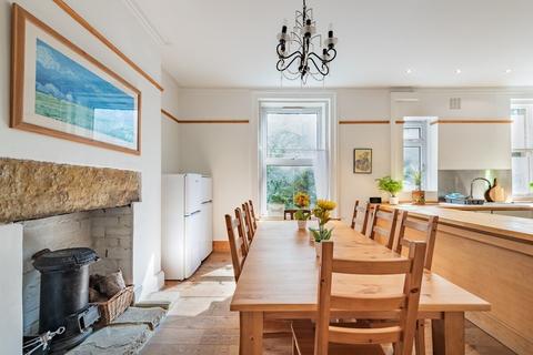 5 bedroom detached house to rent, Whitebeam Cl KT17