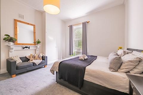 5 bedroom detached house to rent, Whitebeam Cl KT17