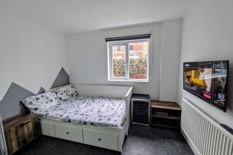 1 bedroom in a house share to rent, William Street,  Swindon,  SN1