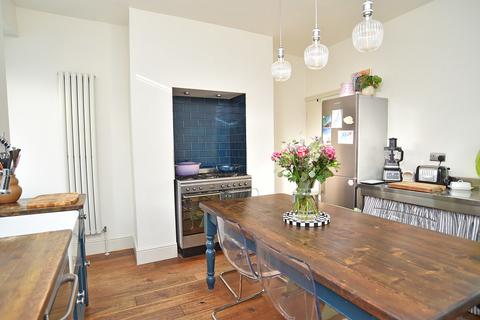 4 bedroom end of terrace house for sale, Chatsworth Place, Harrogate