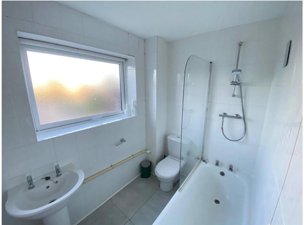 Bathroom 2.jpg